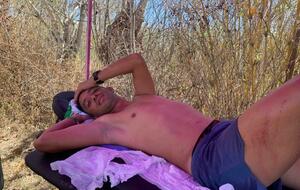 Julien Sautron victime de crampes se repose 